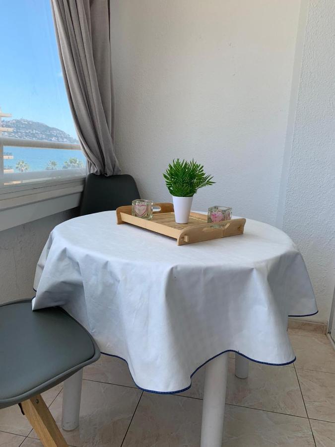 Appartement Premiere Ligne De Mer Avec Piscine Rosas Exterior foto
